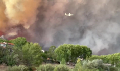 Incendie dans l'Aude: les pompiers toujours à l'oeuvre pour fixer le feu