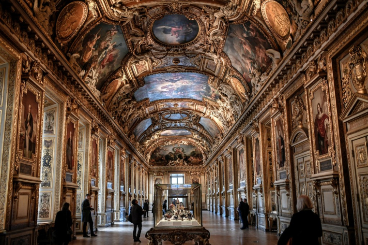 La "Gallerie d'Apollon" du musée du Louvre, où a été commis le cambriolage du 19 octobre 2025 (illustration) ( AFP / STEPHANE DE SAKUTIN )
