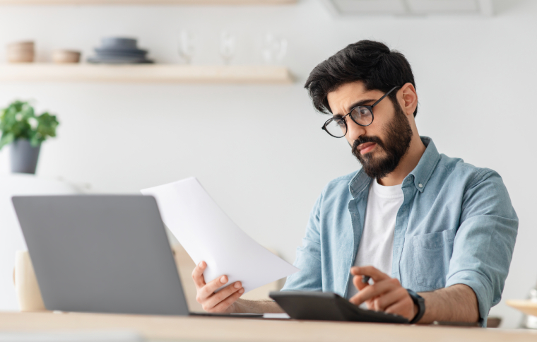 ça y est vous l'avez reçu si vous avez une assurance-vie. Quoi donc ? le relevé annuel pardi. Prenez le temps de le lire. (Crédits:  ©  Prostock-studio - stock.adobe.com)