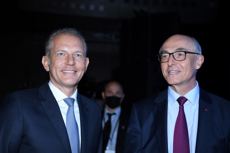 Le vice-président exécutif d'Air Liquide François Jackow (L) pose avec le PDG Benoit Potier (R) avant d'assister à l'assemblée générale du groupe à Paris le 4 mai 2022. ( AFP / Eric PIERMONT )