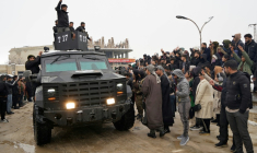 Des membres des Forces démocratiques syriennes (FDS), à majorité kurde, arrivent à Kobané, ville contrôlée par les Kurdes, le 23 janvier 2026, après leur retrait de la prison d'Al-Aqtan, dans la province de Raqa, en Syrie ( AFP / - )