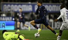 Bradley Barcola inscrit l'unique but de la victoire du PSG à Auxerre, le 23 janvier 2026. ( AFP / JULIEN DE ROSA )