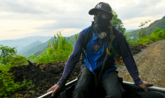 Un garde indigène de la communauté Nasa dans le convoi du leader indigène Esneyder Gomez, candidat au Parlement, dans la région de Naya, département du Cauca, en Colombie, le 12 février 2026 ( AFP / Joaquín SARMIENTO )