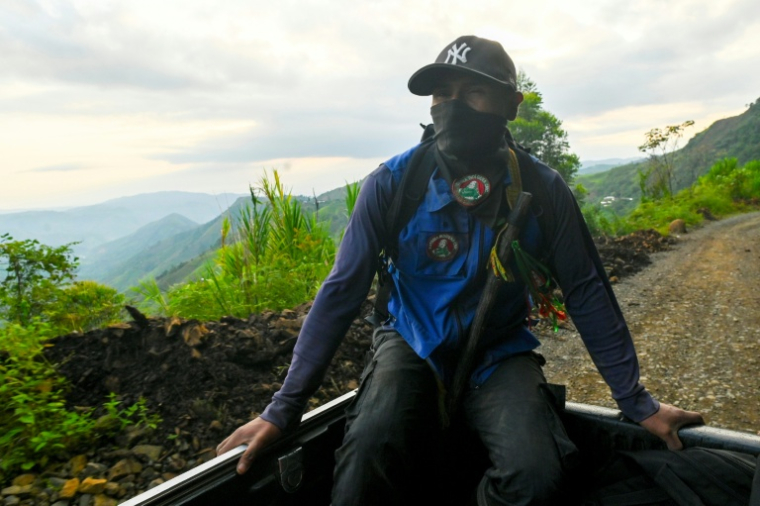 Un garde indigène de la communauté Nasa dans le convoi du leader indigène Esneyder Gomez, candidat au Parlement, dans la région de Naya, département du Cauca, en Colombie, le 12 février 2026 ( AFP / Joaquín SARMIENTO )
