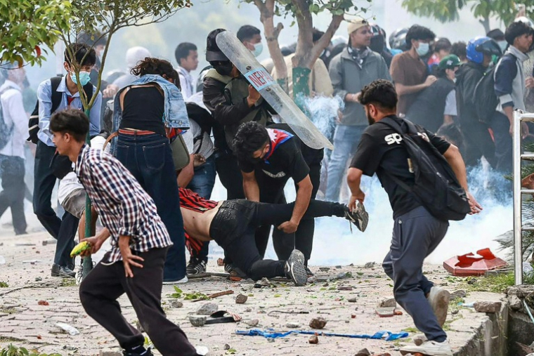 Un manifestant blessé (c) los de heurts avec la police, le 8 septembre 2025 à Katmandou, au Népal ( AFP / Prabin RANABHAT )