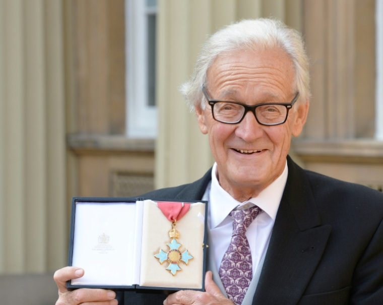 Iain Douglas Hamilton tient sa médaille de Commandeur de l'Ordre de l'Empire britannique au palais de Buckingham à Londres, le 11 mars 2016 ( POOL / John Stillwell )