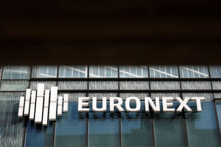 La bourse Euronext est photographiée dans le quartier d'affaires de La Défense à Paris
