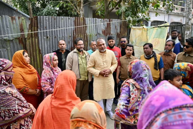 SM Zilani, candidat du Parti nationaliste du Bangladesh (BNP) s'entretient avec des habitants à Gopalganj, ville située à une centaine de kilomètres au sud-ouest de la capitale Dacca, le 14 janvier 2026 ( AFP / Munir UZ ZAMAN )