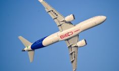 Un C919 en vol de démonstration à Dubaï, en 2025 ( AFP / GIUSEPPE CACACE )
