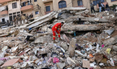 Un secouriste sur les débris d'un immeuble effondré à Tripoli au Liban, le 9 février ( AFP / Anwar AMRO )