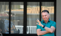 L'ex-président brésilien Jair Bolsonaro fait un salut de la main, devant sa résidence à Brasilia, le 11 septembre 2025 ( AFP / Sergio Lima )