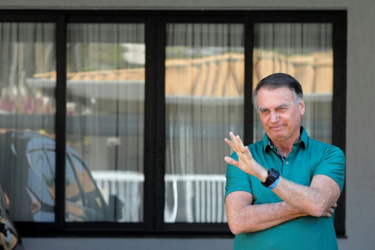 L'ex-président brésilien Jair Bolsonaro fait un salut de la main, devant sa résidence à Brasilia, le 11 septembre 2025 ( AFP / Sergio Lima )