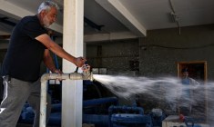 Subhil Olayan inspecte la pression de l'eau à la station de pompage située à proximité de la source d'Ein Samiyah, près du village de Kafr Malik, en Cisjordanie occupée le 15 juillet 2025 ( AFP / Zain JAAFAR )