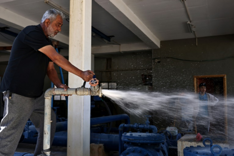 Subhil Olayan inspecte la pression de l'eau à la station de pompage située à proximité de la source d'Ein Samiyah, près du village de Kafr Malik, en Cisjordanie occupée le 15 juillet 2025 ( AFP / Zain JAAFAR )