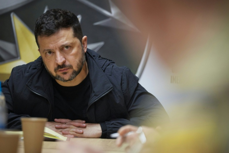 Photographie prise et diffusée par le service de presse de la présidence ukrainienne le 30 septembre 2026, le président ukrainien Volodymyr Zelensky assiste à une réunion avec des militaires sur une position de première ligne tenue secrète ( UKRAINIAN PRESIDENTIAL PRESS SERVICE / Handout )