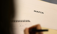 Lors de la présentation d'un atelier sur la mafia à destination d'élèves en Corse, le 16 décembre 2025 à Ajaccio ( AFP / Pascal POCHARD-CASABIANCA )