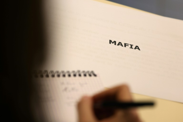 Lors de la présentation d'un atelier sur la mafia à destination d'élèves en Corse, le 16 décembre 2025 à Ajaccio ( AFP / Pascal POCHARD-CASABIANCA )