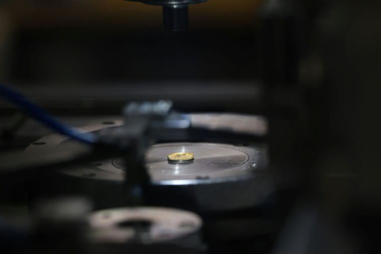 Cette photo, prise le 30 juin 2026, montre une pièce en or dans un outil de frappe à la Royal Mint de Llantrisant, dans le sud du pays de Galles ( AFP / Darren Staples )