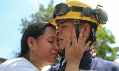Un mineur secouru embrasse un de ses proches après être sorti d'une mine effondrée à Segovia, en Colombie, le 24 septembre 2025  ( AFP / JAIME SALDARRIAGA )