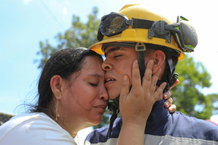 Un mineur secouru embrasse un de ses proches après être sorti d'une mine effondrée à Segovia, en Colombie, le 24 septembre 2025  ( AFP / JAIME SALDARRIAGA )