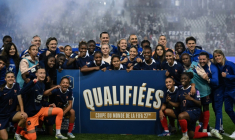 Les Françaises célèbrent leur qualification pour le Mondial-2027 au Brésil, acquise mardi soir au Stade des Alpes à Grenoble. ( AFP / JEFF PACHOUD )