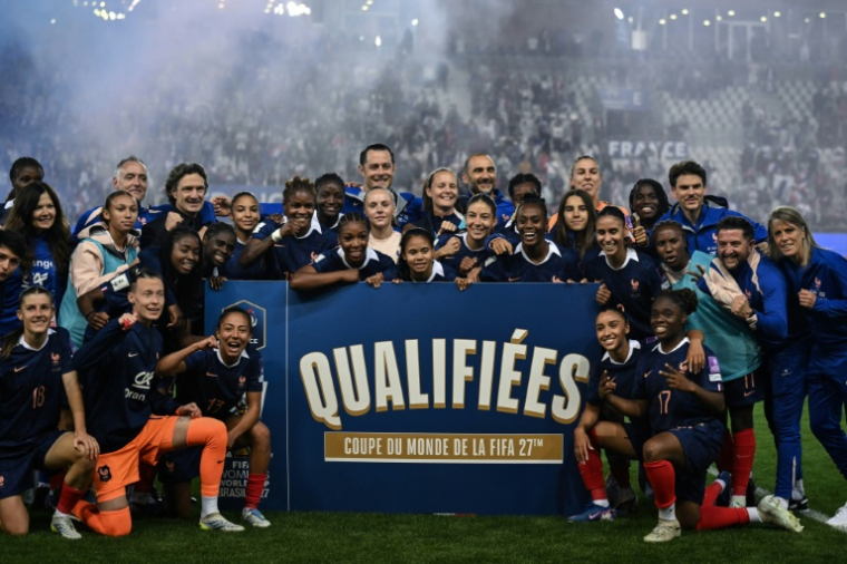 Les Françaises célèbrent leur qualification pour le Mondial-2027 au Brésil, acquise mardi soir au Stade des Alpes à Grenoble. ( AFP / JEFF PACHOUD )