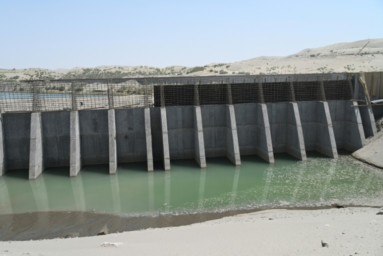 Une section du canal de Qosh Tepa en construction, censé permettre d'irriguer les champs à partir de la rivière Amu Darya, le 23 juin 2025 dans la province de Balkh, dans le nord de l'Afghanistan ( AFP / Wakil KOHSAR )