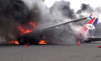 Une photo fournie par l'agence de presse des Houthis le 6 mai 2025 montre un avion en feu à l'aéroport international de Sanaa, cible de frappes israéliennes ( SABA / - )