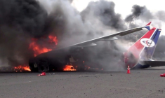 Une photo fournie par l'agence de presse des Houthis le 6 mai 2025 montre un avion en feu à l'aéroport international de Sanaa, cible de frappes israéliennes ( SABA / - )