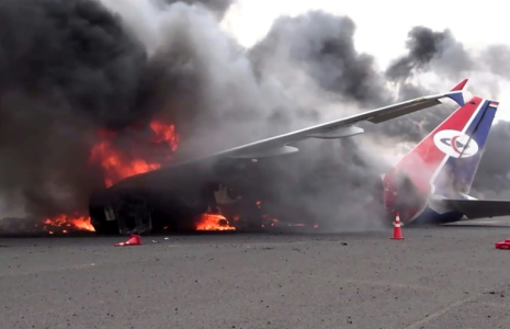 Une photo fournie par l'agence de presse des Houthis le 6 mai 2025 montre un avion en feu à l'aéroport international de Sanaa, cible de frappes israéliennes ( SABA / - )