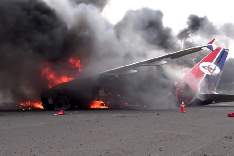 Une photo fournie par l'agence de presse des Houthis le 6 mai 2025 montre un avion en feu à l'aéroport international de Sanaa, cible de frappes israéliennes ( SABA / - )