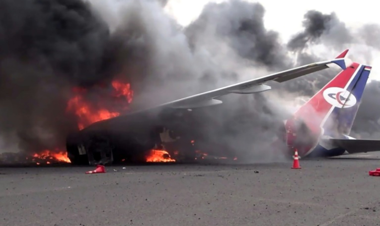Une photo fournie par l'agence de presse des Houthis le 6 mai 2025 montre un avion en feu à l'aéroport international de Sanaa, cible de frappes israéliennes ( SABA / - )