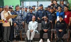 Balendra Shah (au centre, à droite), du Rastriya Swatantra Party (RSP), attend le 7 mars 2026 à Damak, dans le district de Jhapa, le document de certification de sa victoire aux législatives du Népal  ( AFP / Prakash MATHEMA )