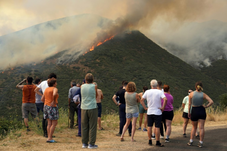 Des habitants observent un incendie de forêt à Castrillo de Cabrera, dans le nord-ouest de l'Espagne, le 16 août 2025 ( AFP / CESAR MANSO )