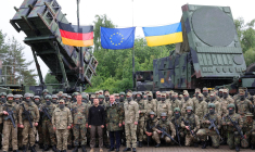 Le président ukrainien Volodymyr Zelensky, le ministre allemand de la Défense Boris Pistorius (de droite à droite) aux côtés de soldats ukrainiens et allemands lors d'une visite dans une zone d'entraînement militaire à Mecklembourg-Poméranie-Occidentale (Allemagne), le 11 juin 2024. ( POOL / JENS BUTTNER )