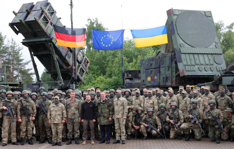 Le président ukrainien Volodymyr Zelensky, le ministre allemand de la Défense Boris Pistorius (de droite à droite) aux côtés de soldats ukrainiens et allemands lors d'une visite dans une zone d'entraînement militaire à Mecklembourg-Poméranie-Occidentale (Allemagne), le 11 juin 2024. ( POOL / JENS BUTTNER )