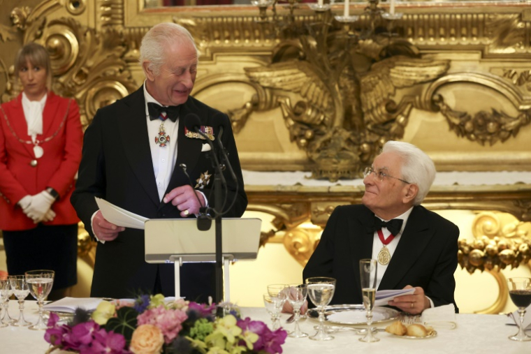 Le roi Charles III s'exprime à côté du président italien Sergio Mattarella (d) lors d'un banquet d'État au palais présidentiel du Quirinal à Rome, le 9 avril 2025 ( POOL / Andrew PARSONS )