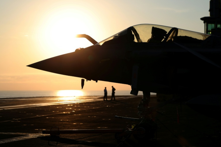 Un avion Rafale sur le pont du Charles-De-Gaulle ( AFP / Pascal POCHARD-CASABIANCA )