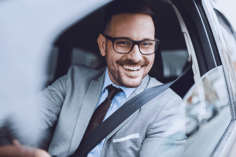 Collaborateur en déplacement satisfait de la solution Ulys Pro sur autoroute