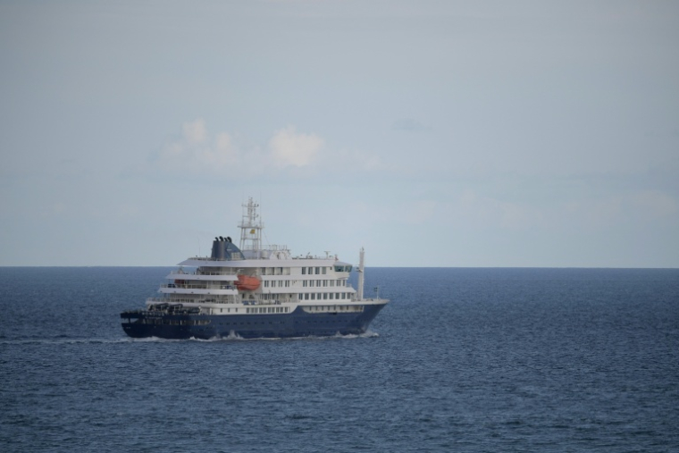Le MV Hondius prend la mer après avoir quitté le port de Granadilla de Abona, sur l'île espagnole de Tenerife, le 11 mai 2026 ( AFP / JORGE GUERRERO )