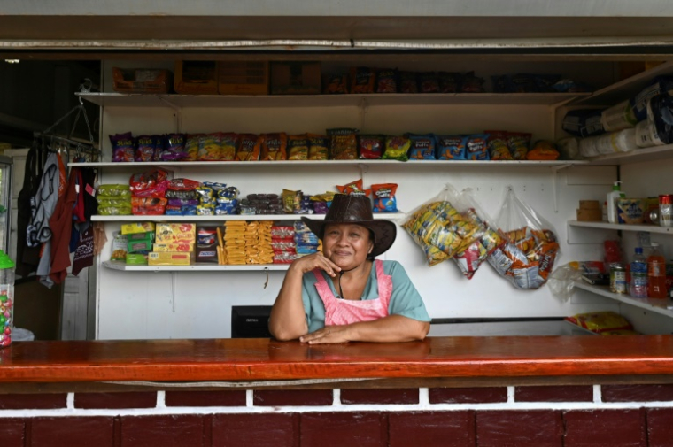 Michelle Fredericks, propriétaire d'un snack près Kurupukari, au Guyana, le 28 août 2025 ( AFP / Joaquin Sarmiento )