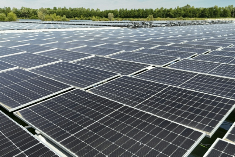 La plus grande centrale solaire flottante d'Europe, à Perthes, France, le 20 juin 2025 ( AFP / Pierre BEAUVILLAIN )