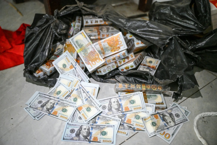 De faux billets dans un centre, fermé, d'escroquerie en ligne, au Cambodge le 22 septembre 2026 ( AFP / TANG CHHIN SOTHY )