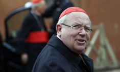 Le cardinal français Ricard arrive à une réunion dans la salle du Synode au Vatican