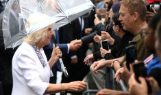 La Reine Camilla salue la foule devant la cathédrale de Notre-Dame