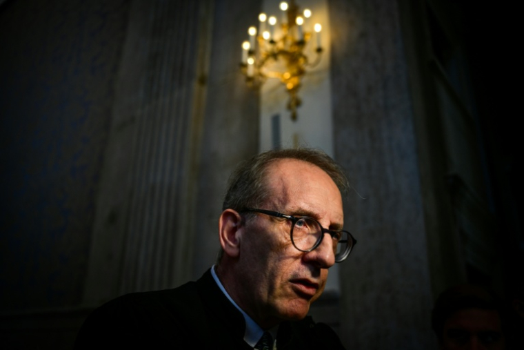 L'avocat Jean-Félix Luciani parle à la presse après la condamnation en appel de l'ancien maire de Saint-Etienne Gaël Perdriau à Lyon, le 10 septembre 2026 ( AFP / OLIVIER CHASSIGNOLE )