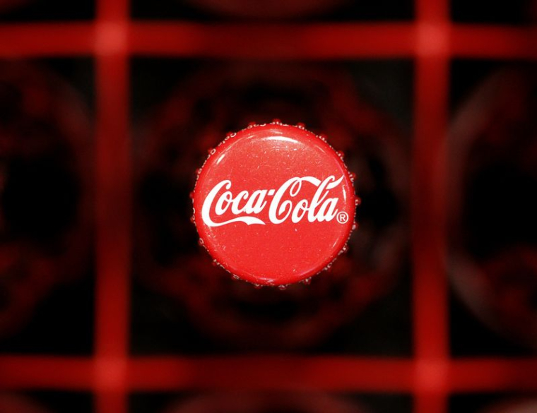 Un logo sur une bouteille de Coca-Cola