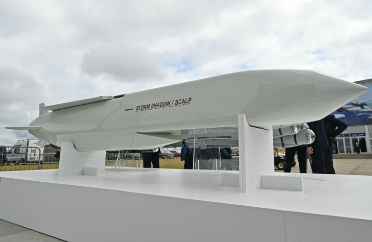 L'Ukraine reçoit notamment des missiles Storm Shadow / SCALP  produits par MBDA. Mais les quantités posent problème (illustration) ( AFP / JUSTIN TALLIS )