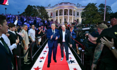 Le président américain Donald Trump (g) et le PDG de l'UFC, Dana White, arrivent sur la pelouse sud de la Maison Blanche pour assister à l'événement d'arts martiaux mixtes UFC Freedom 250, le 14 juin 2026 à Washington ( AFP / Kent NISHIMURA )