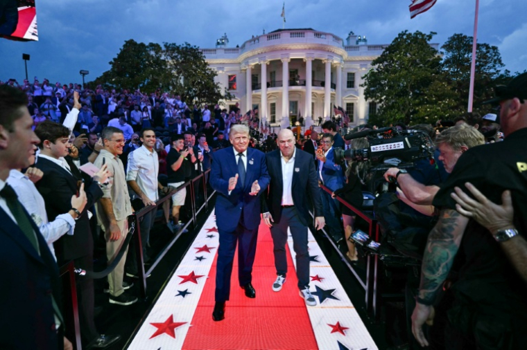 Le président américain Donald Trump (g) et le PDG de l'UFC, Dana White, arrivent sur la pelouse sud de la Maison Blanche pour assister à l'événement d'arts martiaux mixtes UFC Freedom 250, le 14 juin 2026 à Washington ( AFP / Kent NISHIMURA )